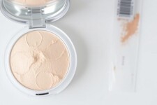 Как наносить сухие хайлайтеры и добиться деликатного сияния без крупных блёсток