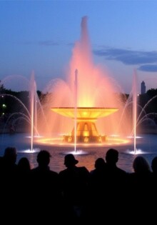 Танцующий фонтан: магия воды в ритме музыки и света