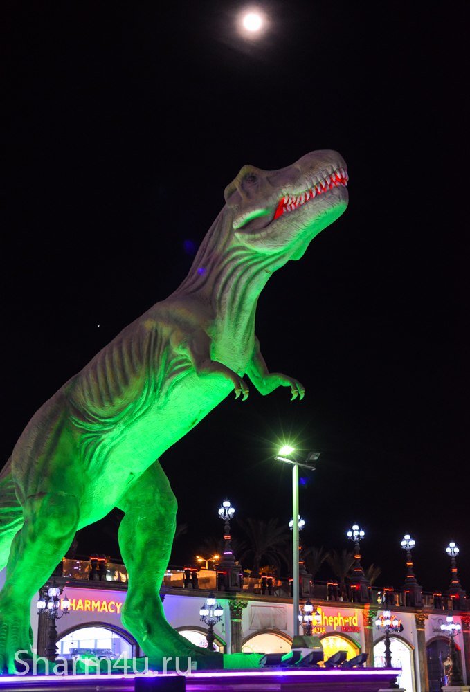 Динозавр в парке Голливуд в Шарме